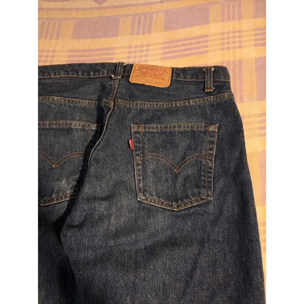 Levis refer measurements